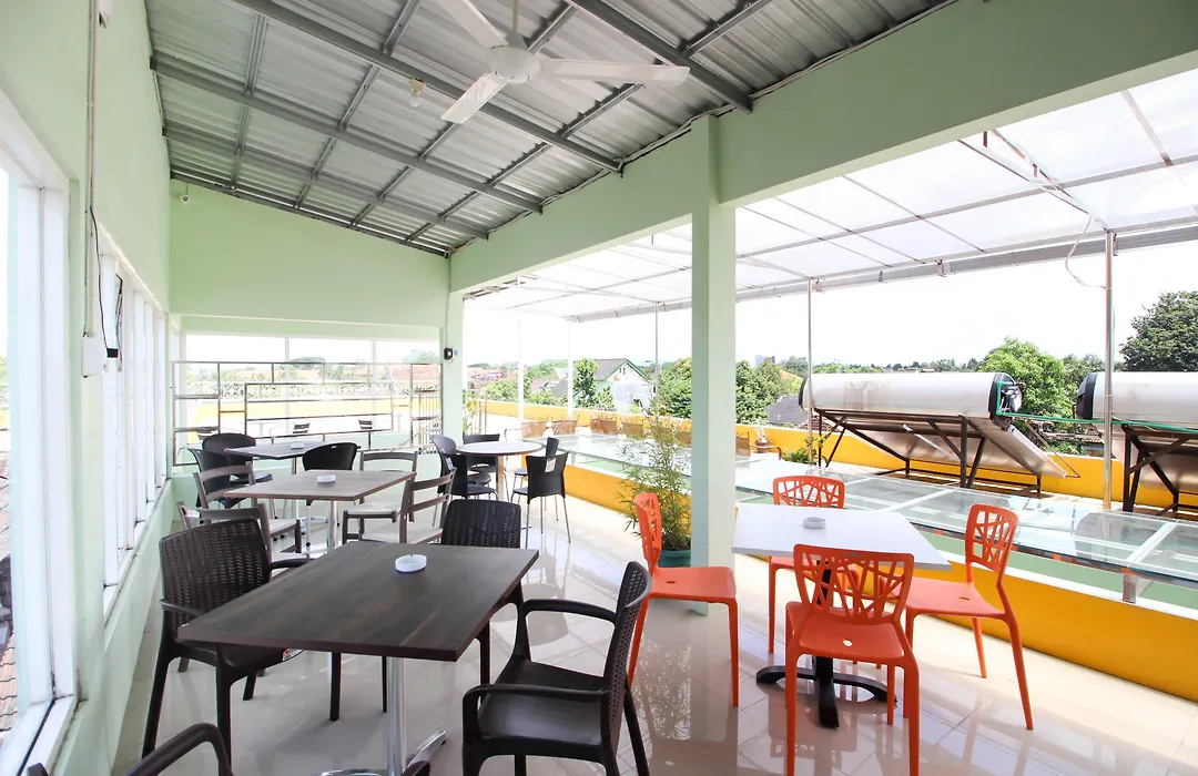 Reddoorz Plus Near Taman Sari-1